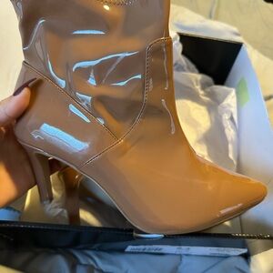 Chic Glossy Tan Heeled Boots